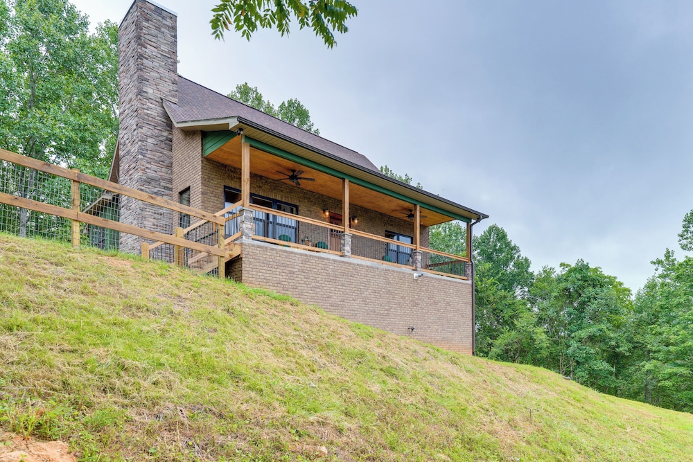 Long-range Views: Blue Ridge Mtn Cabin w/ 3 Decks