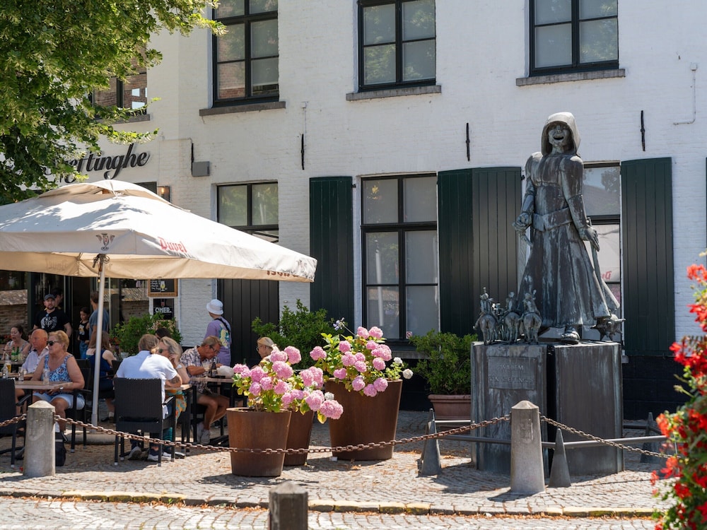 Heritage House 2 km From the Beach in Lissewege