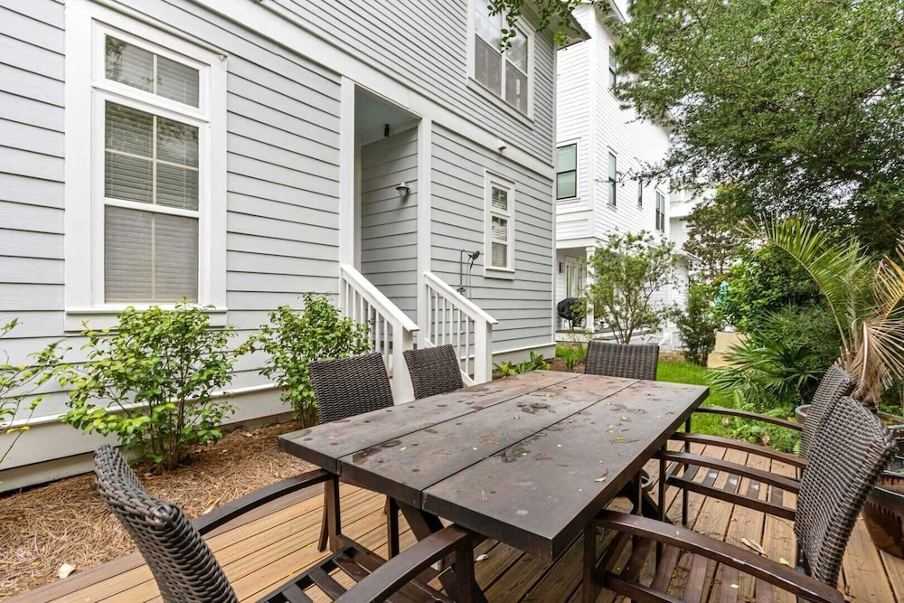 Sandy Smiles by Avantstay Seagrove Walk to Beach + Pool