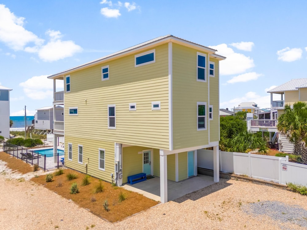Pet Friendly Beach House - Beach Hop