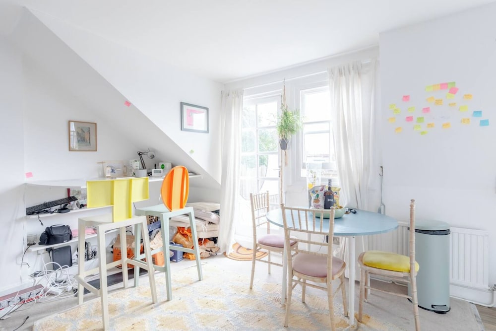 Top Floor 1BD Flat With Balcony - Ladbroke Grove