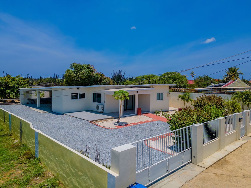 Lovely 3br2ba w Wifi Parking in Central Location