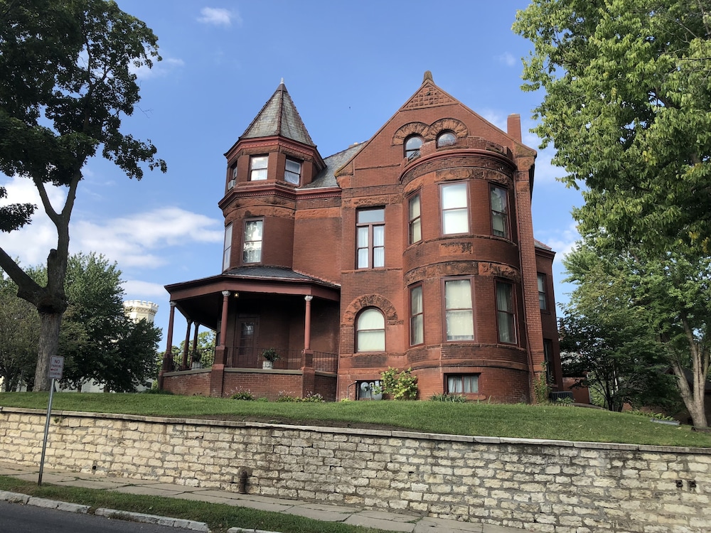 Vineyard Mansion & Carriage House Bed & Breakfast