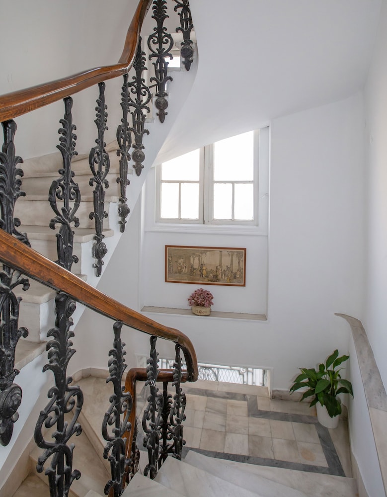 Neoclassical Apartment near Syntagma - Plaka by GHH
