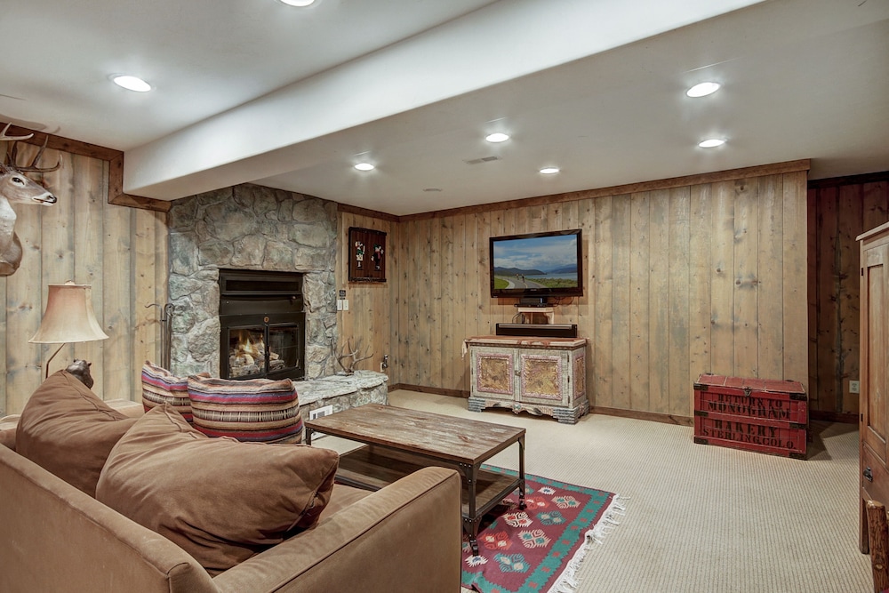 Bear Lodge 6 Bedroom Home by RedAwning