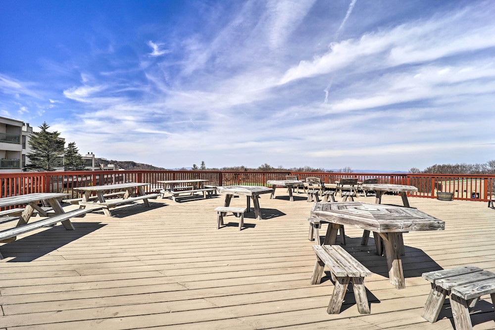 Furnished Deck + Resort Perks: Beech Mtn Retreat!
