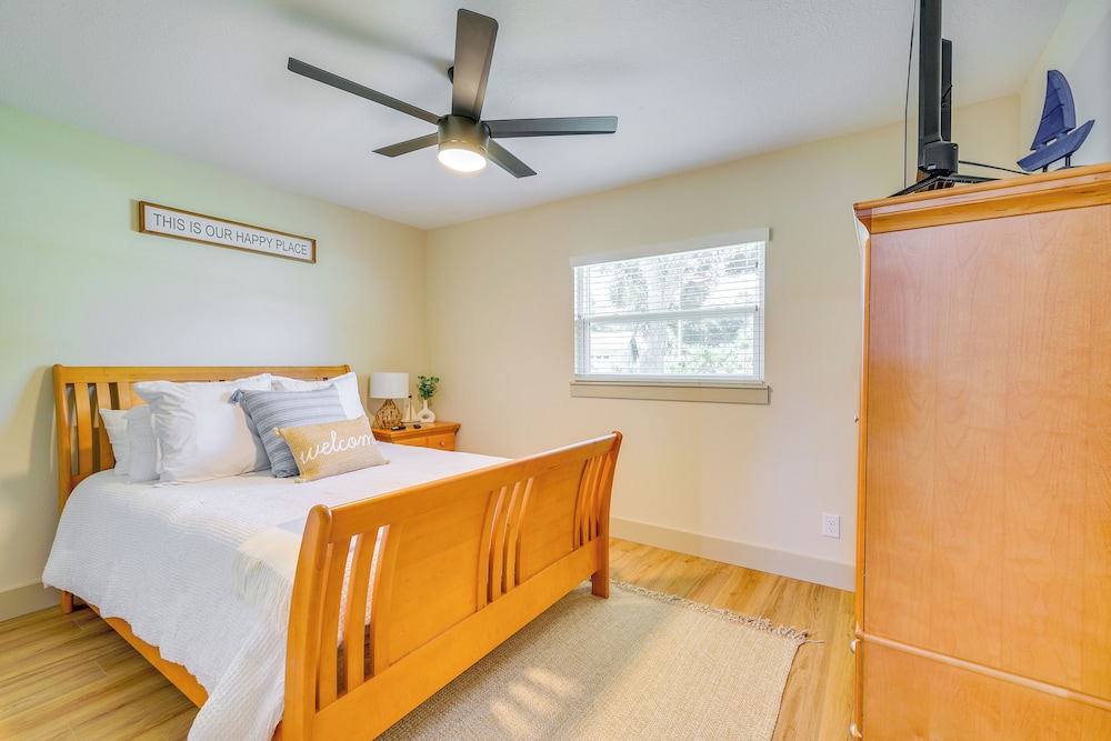 Lakefront Inverness Getaway w/ Kayaks & Bikes!