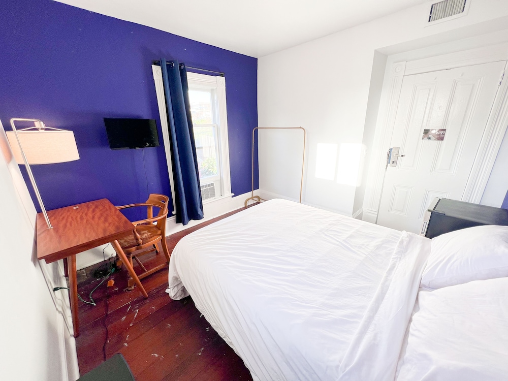 International Travelers House Hostel \- Downtown San Diego Little Italy.