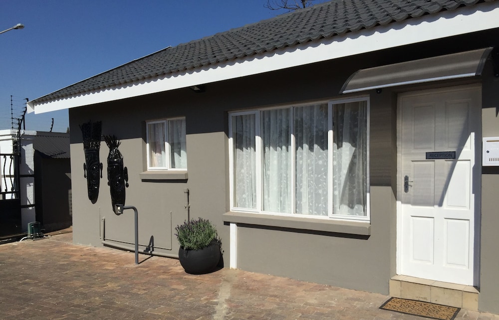 Leika Airport Lodge