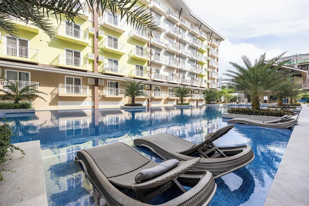 Stylish Condo 3-minutes to Airport, Poolview at Amani Grand Resort Residences