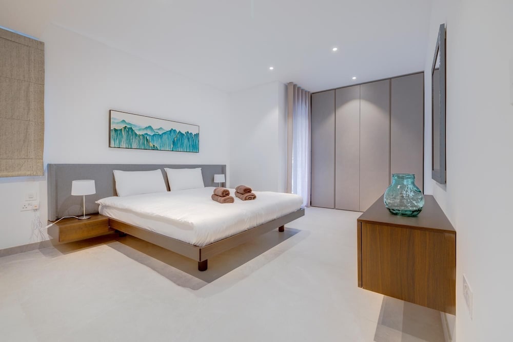 Luxury 2BR Apartment in Portomaso photo 5