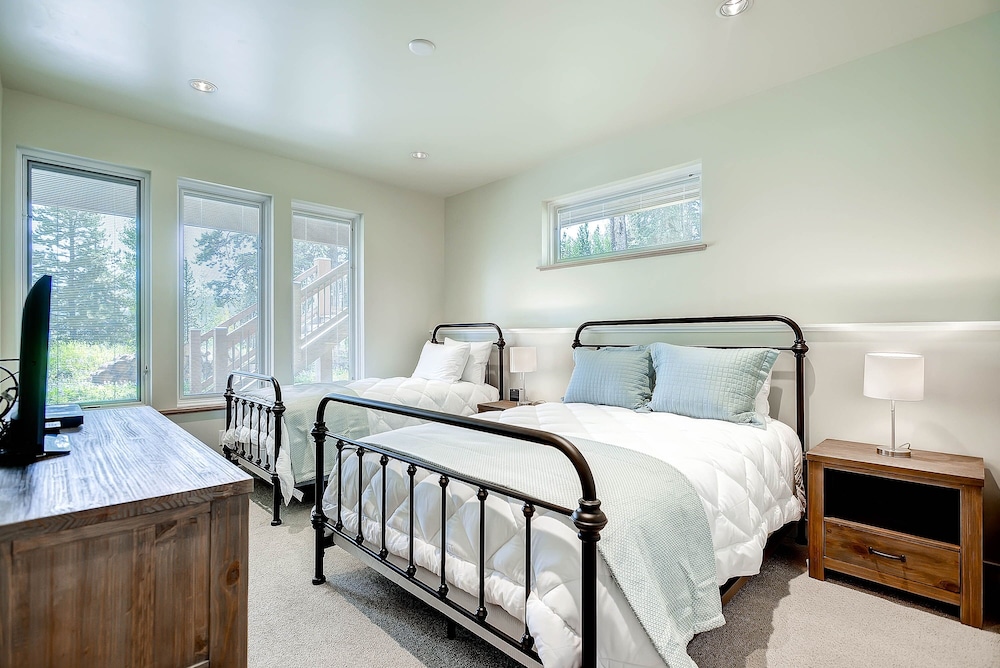 Sunrise Ski Haus 4 Bedroom Home by RedAwning