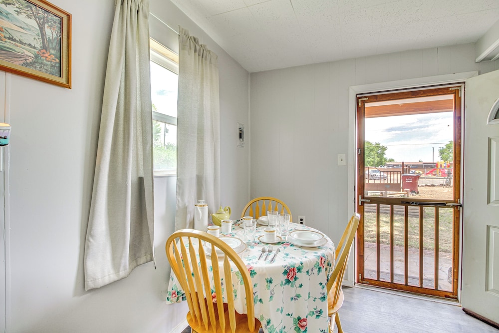 4 Mi to Rio Grande: Bosque Farms Home w/ Patio!