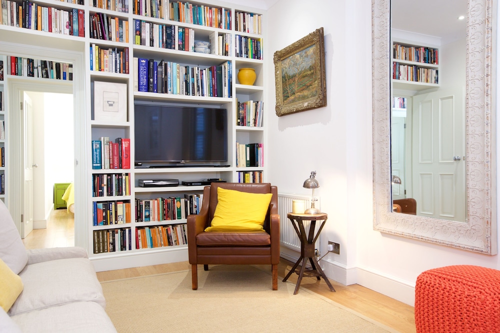 JOIVY English Retro 2BR Apt Near Battersea Park