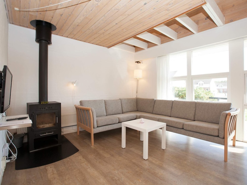 Coastal Comfort With Parking