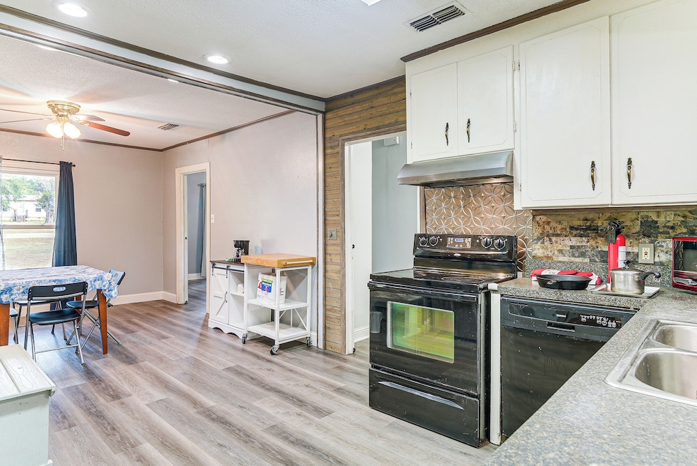 Screened Patio + Fire Pit: Peaceful Marshall Home