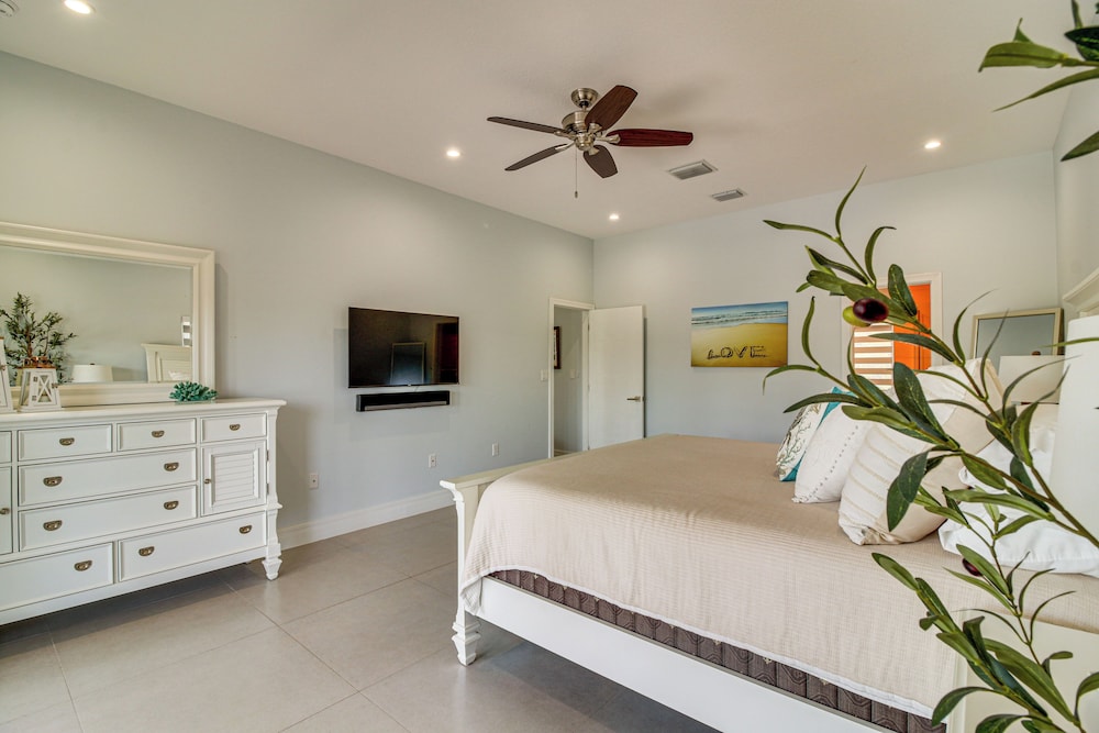 < 1 Mi to Pennekamp State Park: Luxe Home w/ Dock!