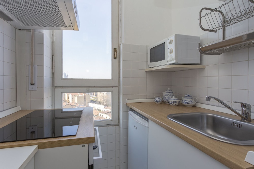 Skyline view Biancamano 1 bdr with balcony by Rentopolis