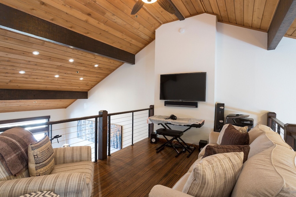 Ridgepoint at Deer Valley Resort - Three Bedroom Condo with Hot Tub #126 3 Condo