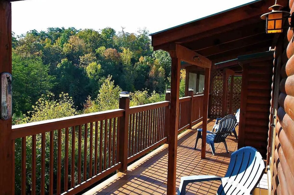 Smoky Mtn Log Cabin w Wet Bar Loft