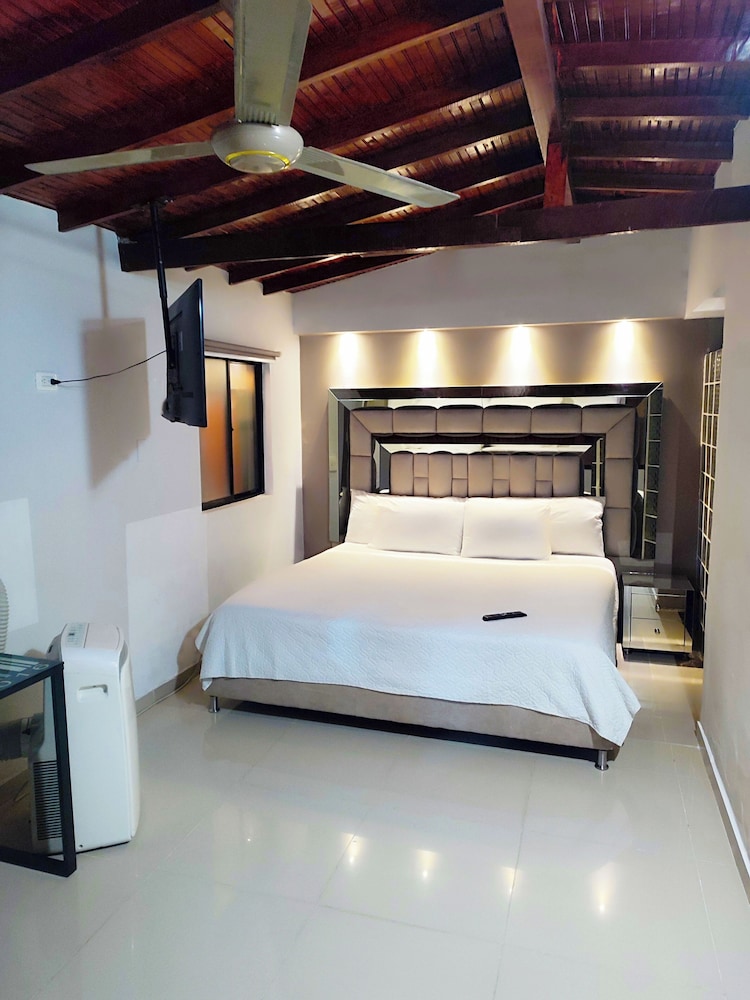 PROMO 18 BDRM Building, Pool+ 5Jacuzzis at Poblado