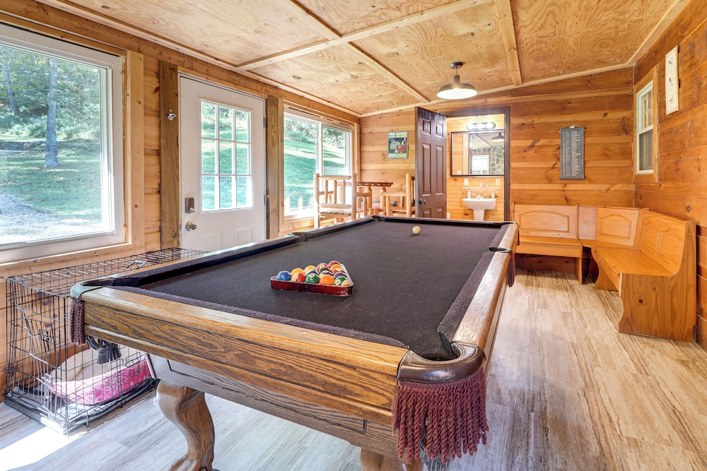 Rustic, Woodsy Cabin in Palestine w/ Pool Table!