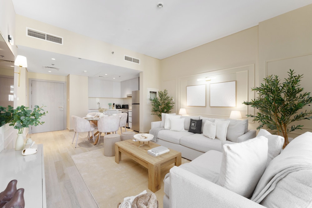 Exquisite Living w Scenic Canal Vws on Yas Island