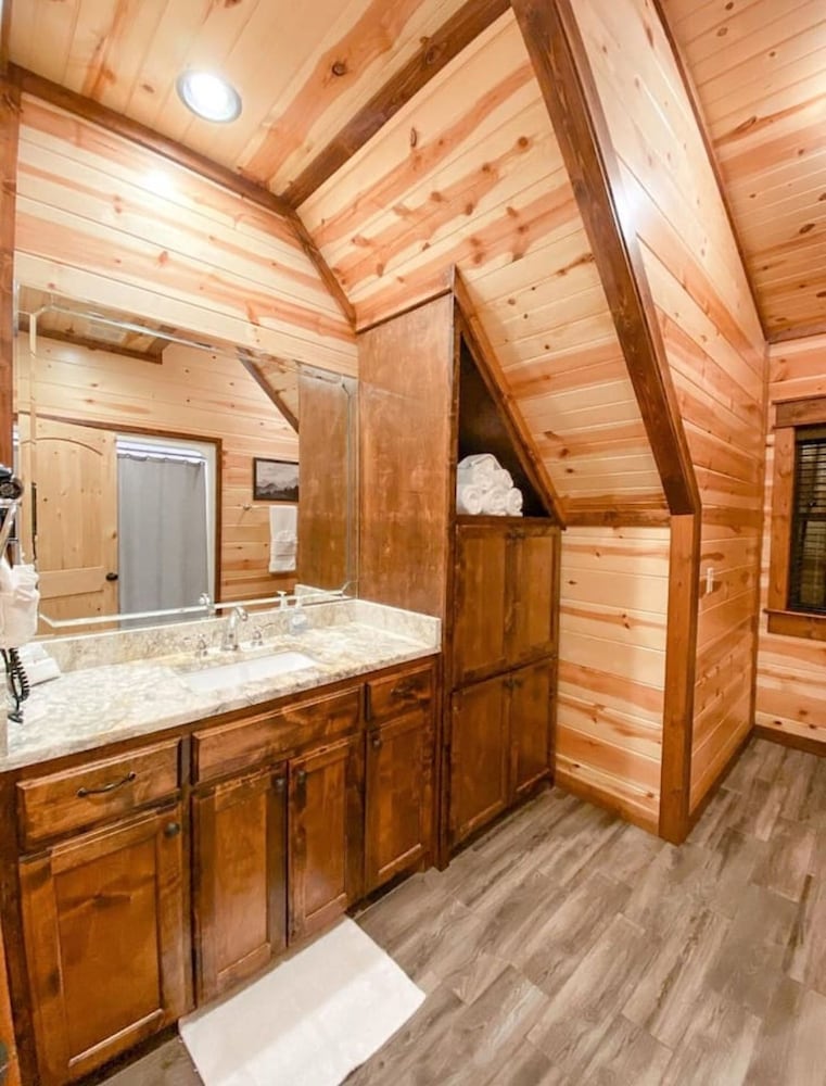 Stone Mountain Lodge Luxurious Rustic Retreat