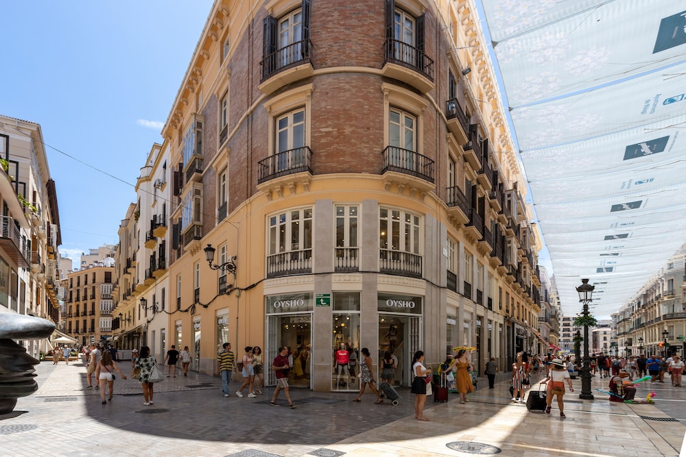 3 Bd Apartment With Balconies Next to Larios Street. Larios