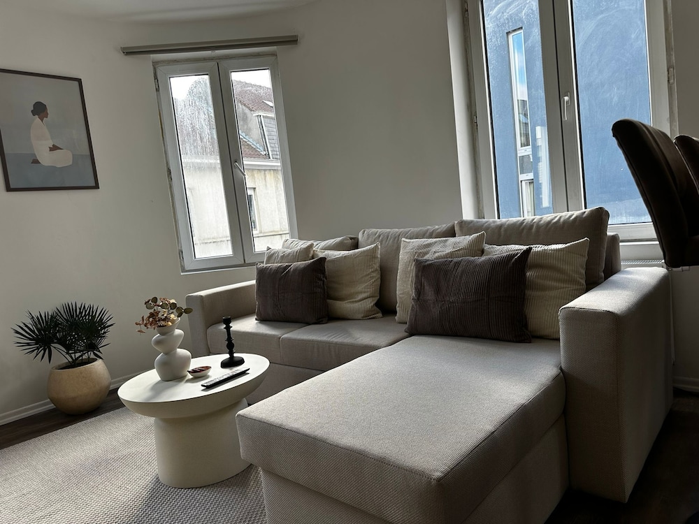 Modern 1BR plus LR Apt Near Gravensteen