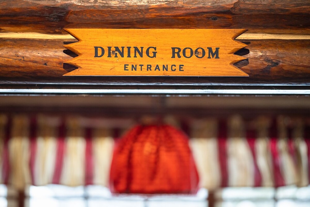 Storm Mountain Lodge Cabins & Dining