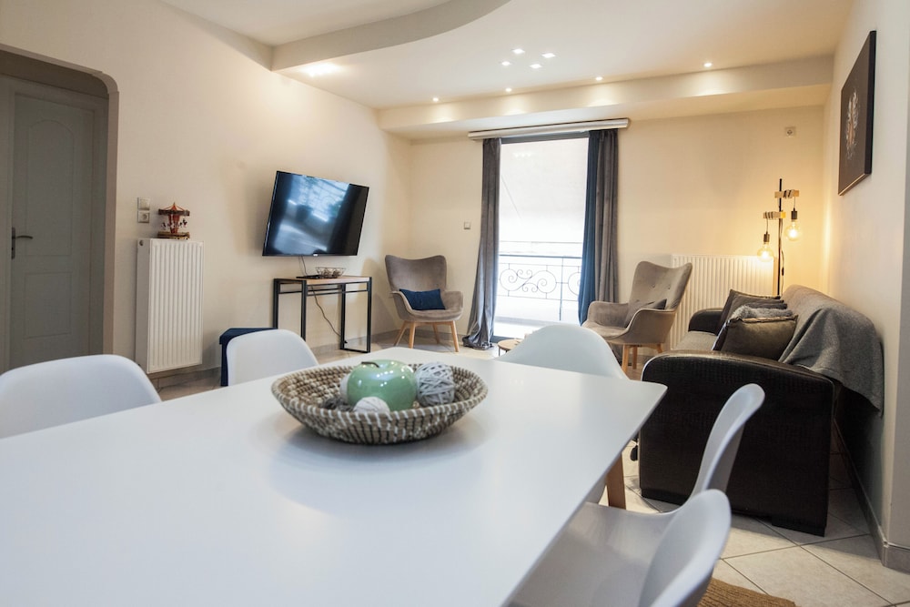 Elegant Spacious 2 Bd Apt in Petralona