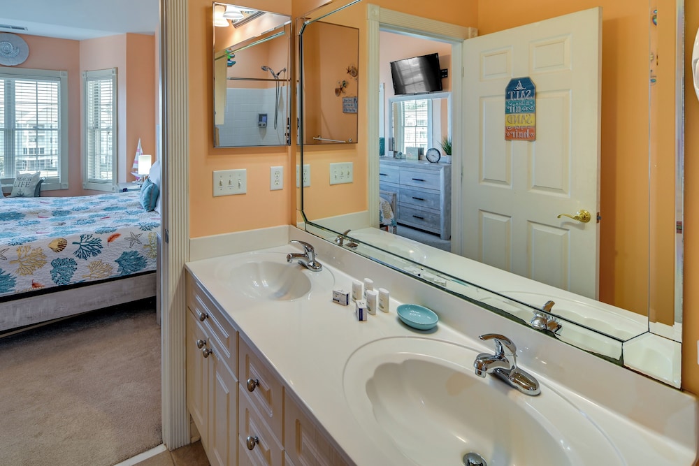 Pool Access & Balcony: Modern Myrtle Beach Condo view 5