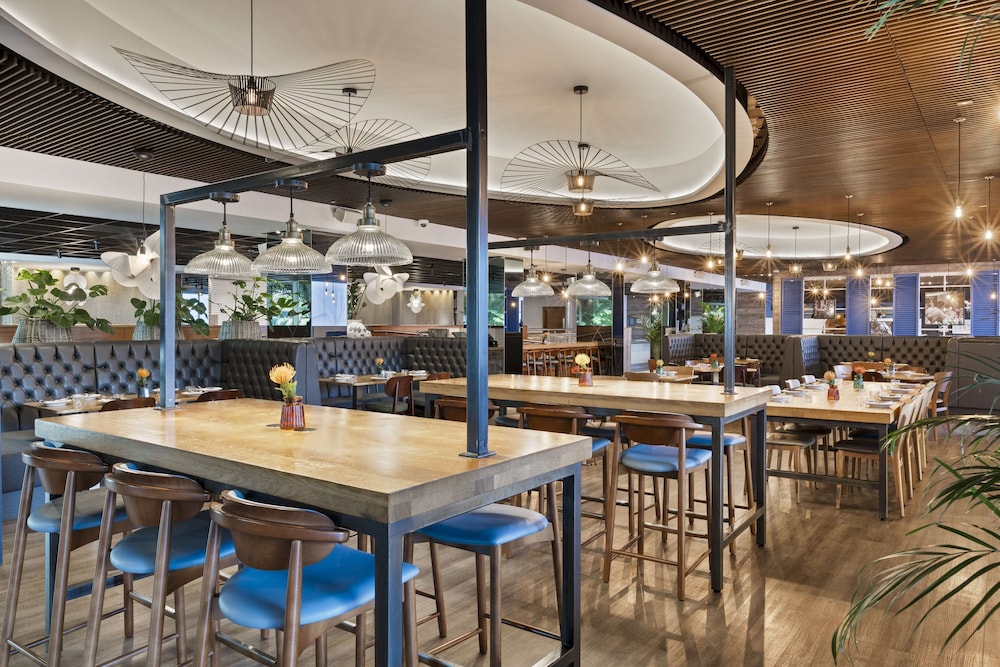 West Drayton Vacations - Radisson RED Hotel London Heathrow - Property Image 8