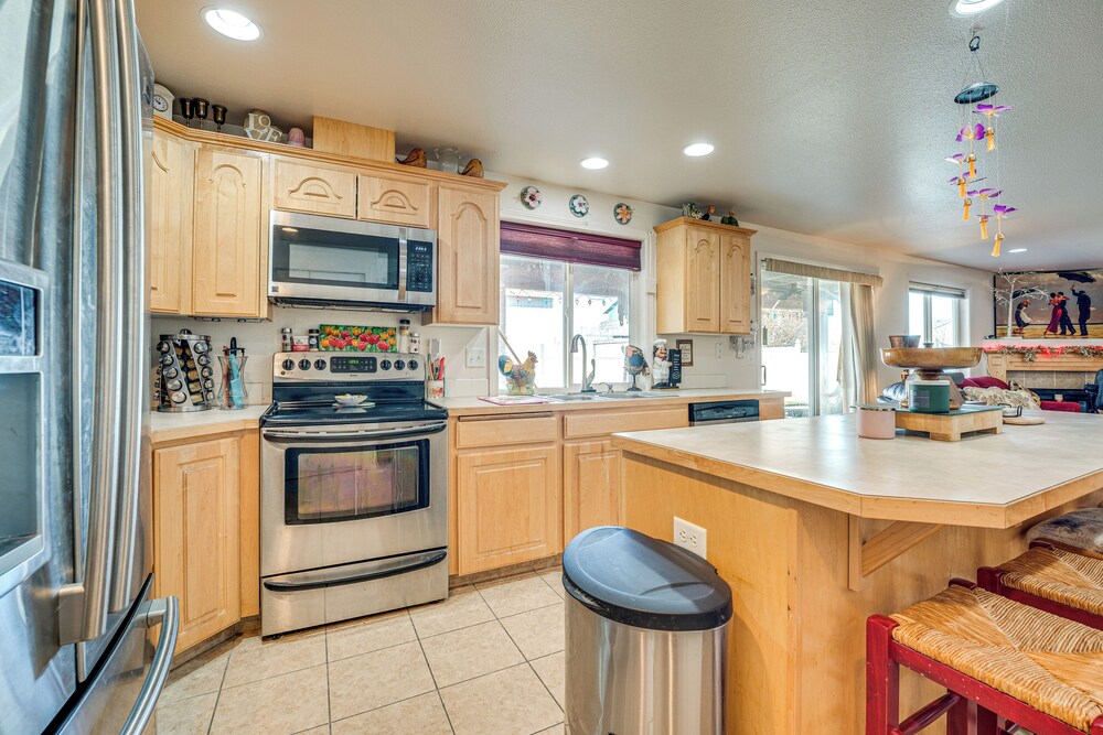 1 Mi to Moses Lake: Home w/ Private Yard & Hot Tub