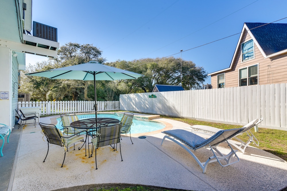 Galveston Getaway: Spacious Home < 1 Mi to Beaches