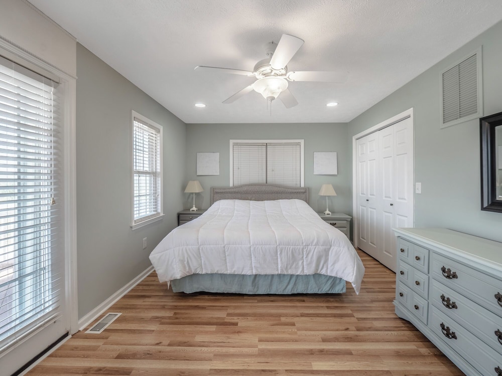 Skipper's Hideout by Topsail Realty