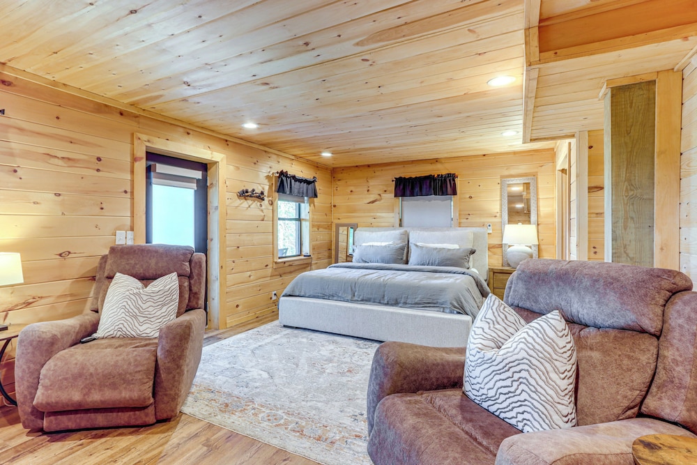 Deck, Panoramic Views: Serene Mineral Bluff Cabin!