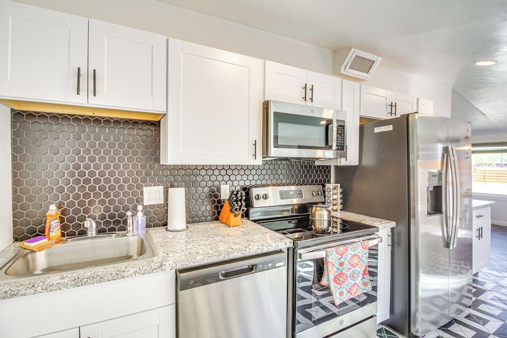 1 Mi to Dtwn Tucson: Home w/ Fenced-in Yard
