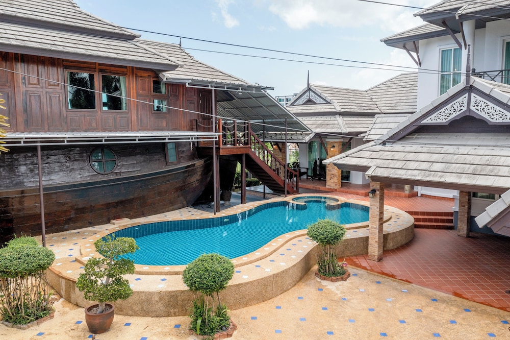 Luxury Iconic Royal Boat Pool Villa North Pattaya