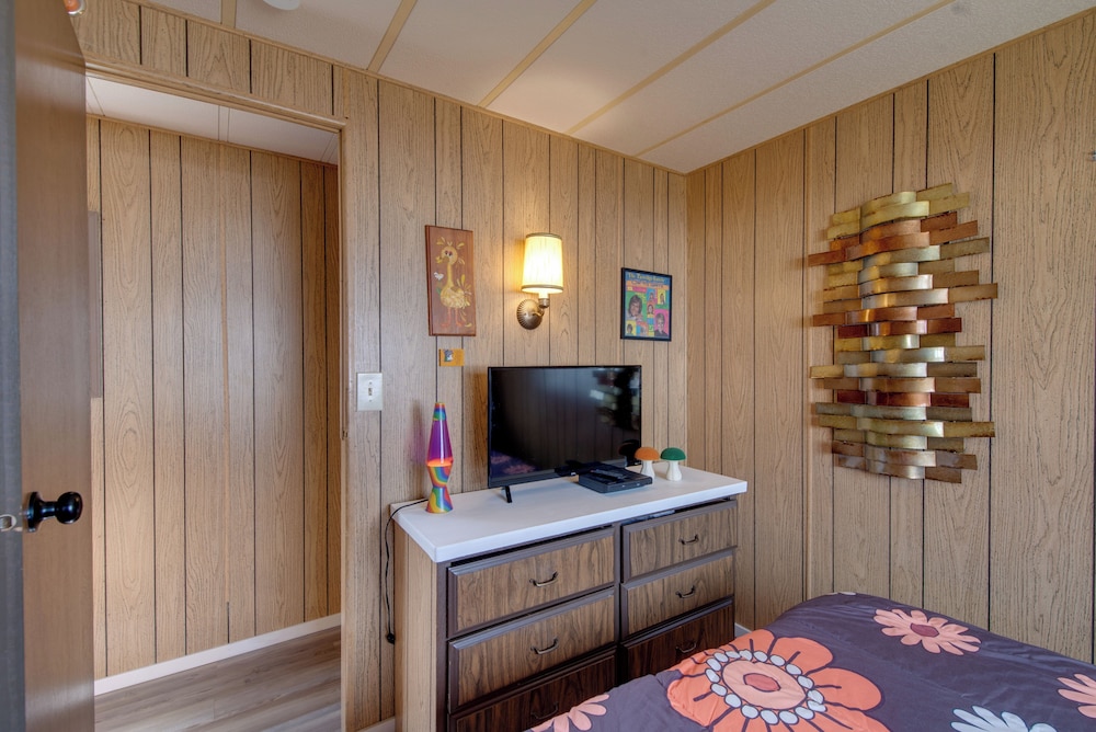 Walk to Beach! Fun Retro Retreat in Ocean Shores