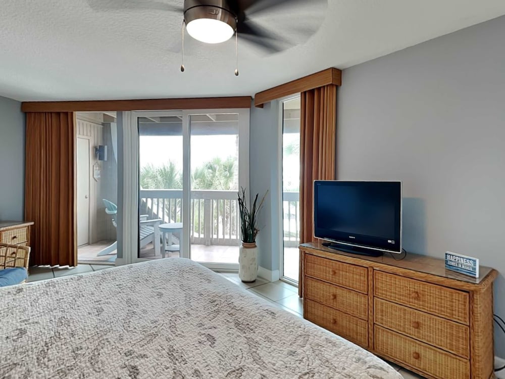 Oceanfront Luxury: 2BR Condo, New Rental