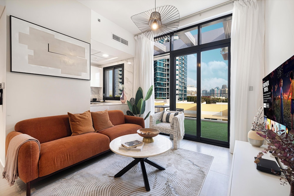 Relaxing & Bright 1BR in JVC