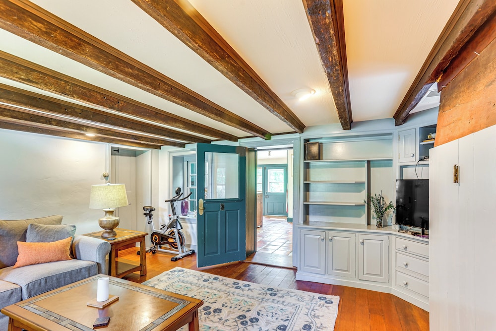 8 Mi to Reading: Spacious Farmhouse Retreat!