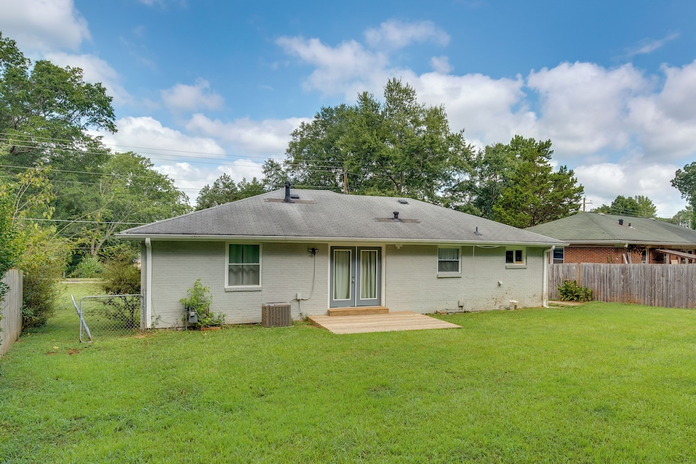 Inviting Home w/ Backyard: 8 Mi to Dtwn Atlanta!