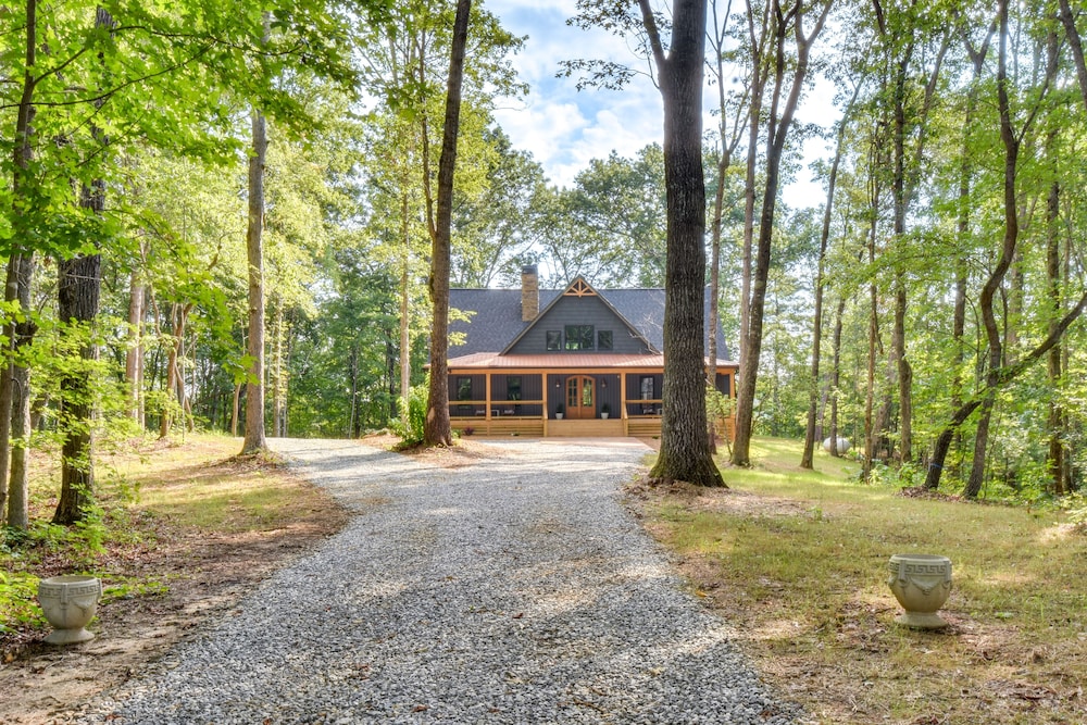 Luxurious Clarkesville Cabin w/ Decks & Fire Pit view 5