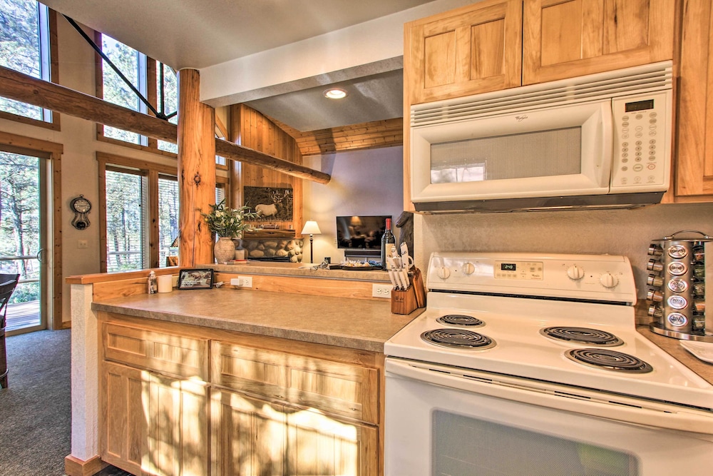 Klamath Falls Cabin Retreat w/ Deck & Grill! view 4