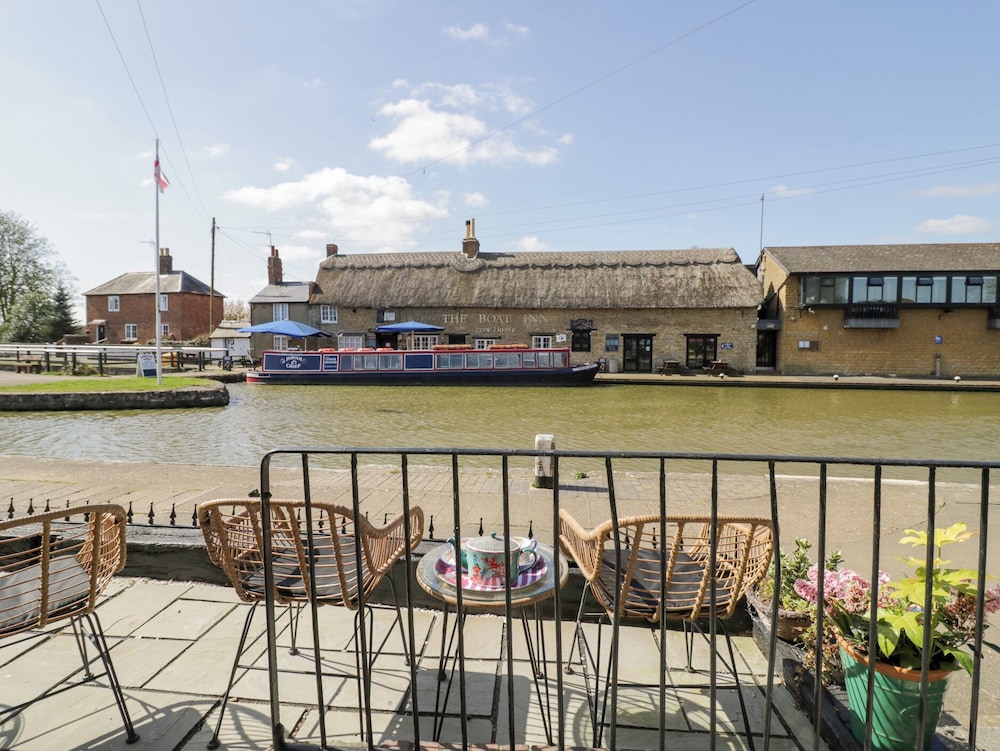3 Canalside Cottages
