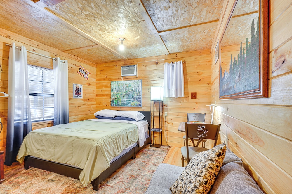 8 Mi to Tellico Plains: House & Cabin Near Trails!