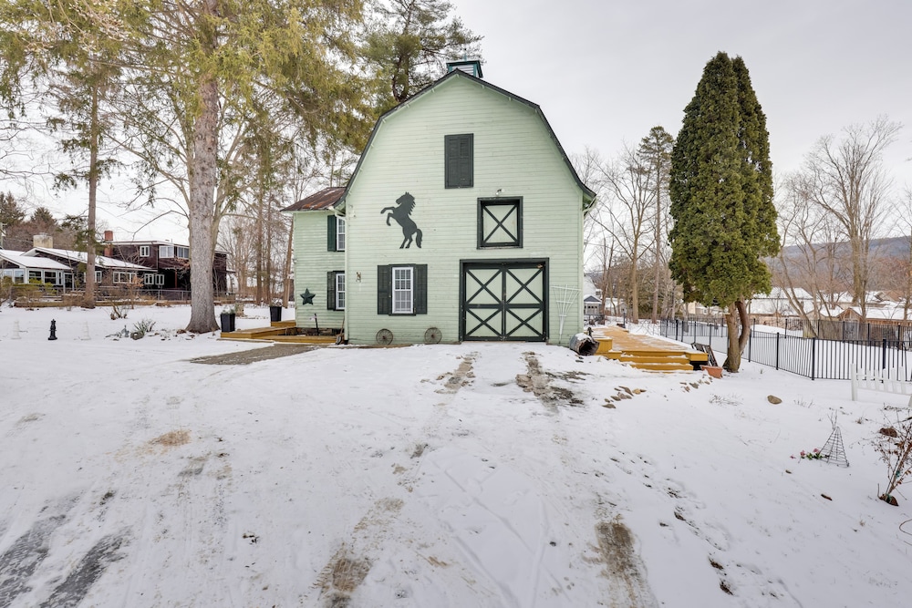 Walkable Studio on Historic Hammondsport Property!
